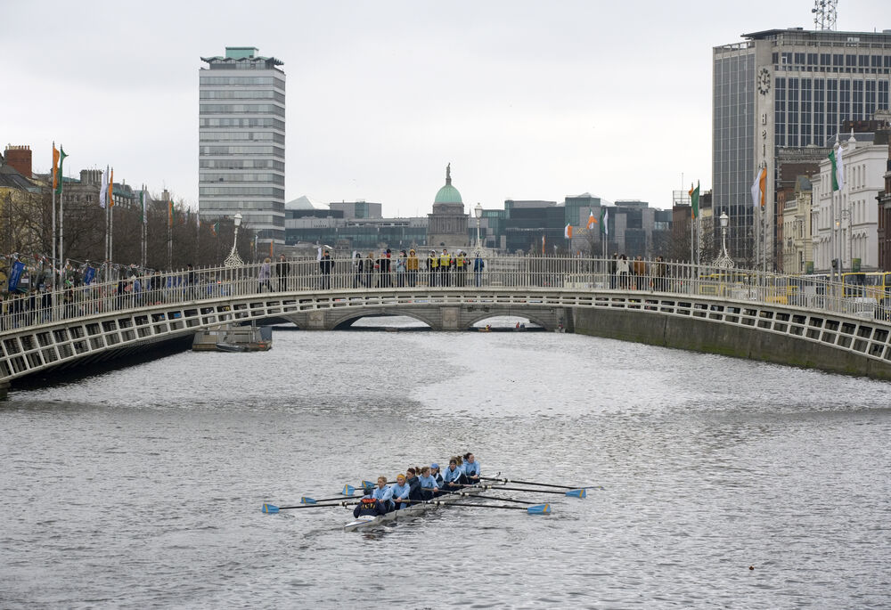 L'Ha'penny Bridge sul fiume Liffey a Dublino