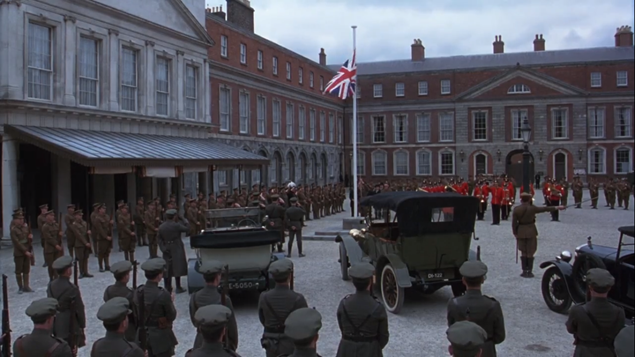 Le truppe schierate al castello di Dublino in Michael Collins